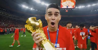 奥斯卡退役引发球迷惋惜，中超最富球员结束职业生涯_海港_比赛_上海