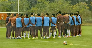 国足备战熊猫杯遭遇两大挑战，主帅安东尼奥压力山大_彭啸_王钰栋_新星